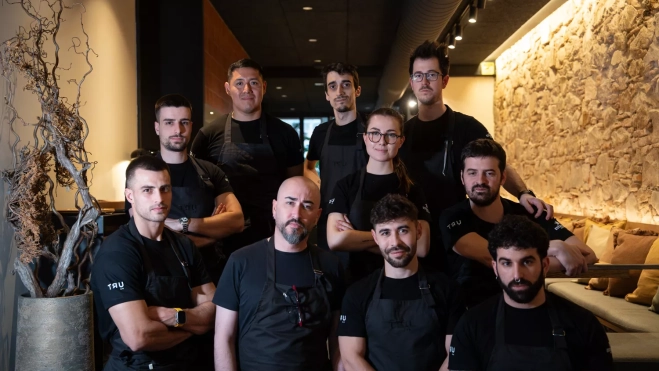 El equipo del restaurante TRÜ (Barcelona) con Artur Martínez en el centro / ÒSCAR GIL COY 