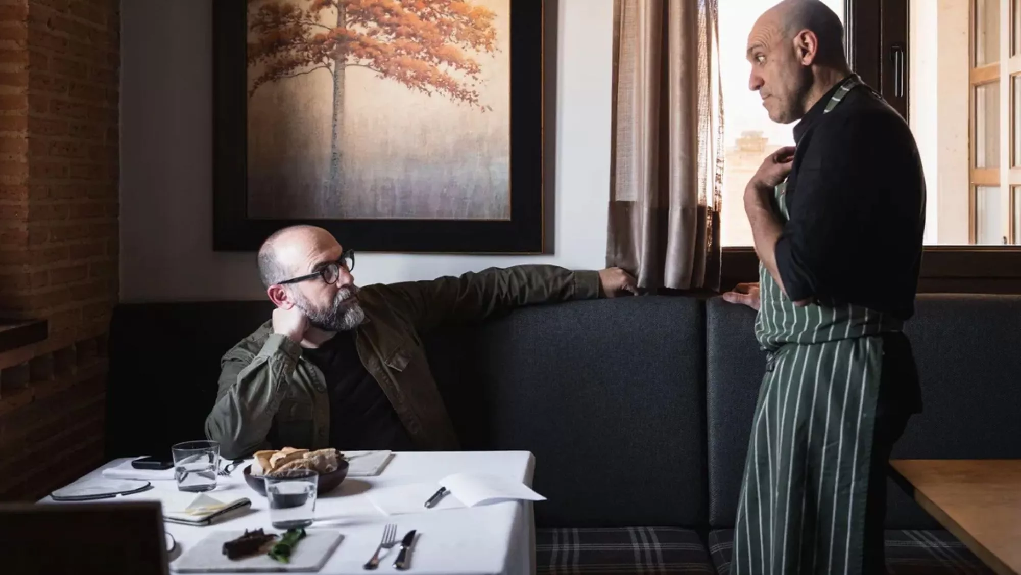 Jordi Luque (sentado) charla con el chef Luis Alberto Lera / Cedida