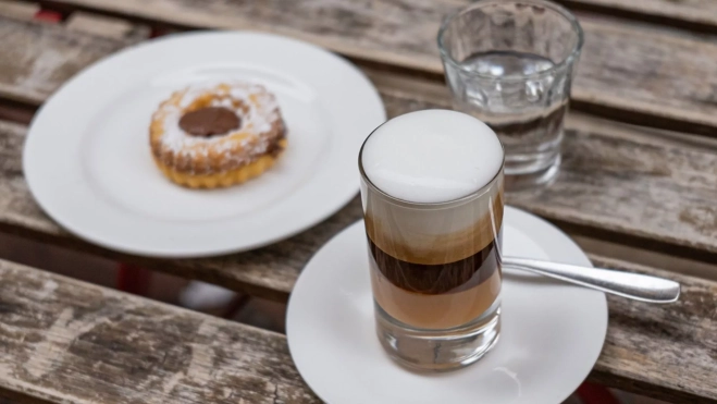 Café en tres capas en Caffè Terzi de Bolonia (Italia) / Txaber Allué Café en tres capas en Caffè Terzi de Bolonia (Italia) / Txaber Allué