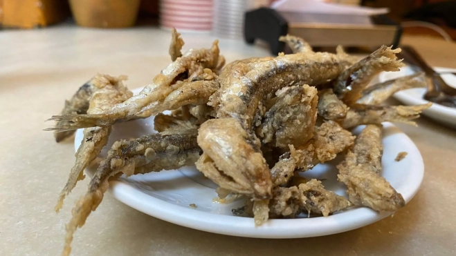 La tapa del pescaíto frito del Bar La Plata es una institución en Barcelona / Òscar Gómez La tapa del pescaíto frito del Bar La Plata es una institución en Barcelona / Òscar Gómez