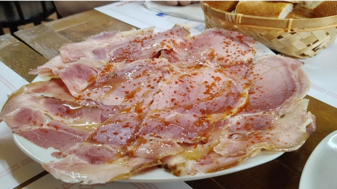 Lacón de la Bodega Luís en el Guinardó (Barcelona) / Òscar Gómez Lacón de la Bodega Luís en el Guinardó (Barcelona) / Òscar Gómez