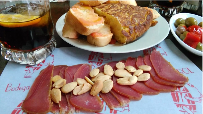 Tapa de mojama con almendras en la Bodega Carol (Barcelona) / Òscar Gómez Tapa de mojama con almendras en la Bodega Carol (Barcelona) / Òscar Gómez