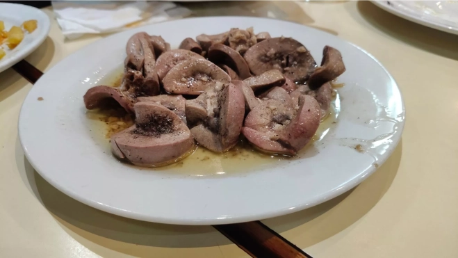 Tapa de riñones al ajillo en el Bar Charly (Barcelona) / Òscar Gómez Tapa de riñones al ajillo en el Bar Charly (Barcelona) / Òscar Gómez