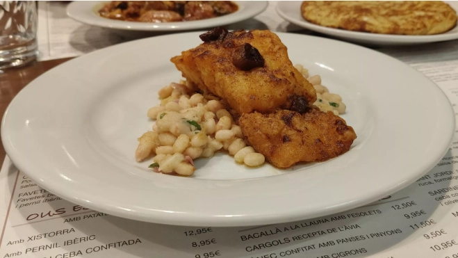 El bacalao 'a la llauna' con alubias de la Bodega Pàdua (Barcelona) / Òscar Gómez El bacalao 'a la llauna' con alubias de la Bodega Pàdua (Barcelona) / Òscar Gómez
