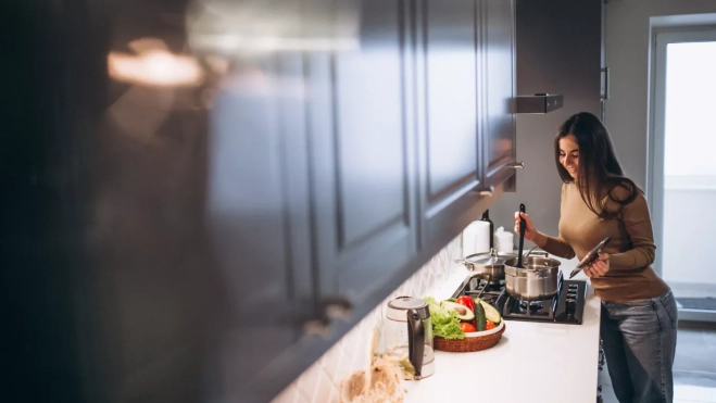 Cocinando en casa / FREEPIK Cocinando en casa / FREEPIK