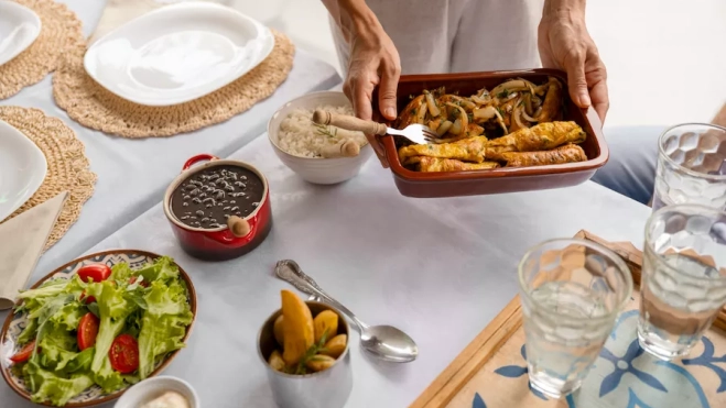 Poniendo la mesa para una comida familiar / FREEPIK Poniendo la mesa para una comida familiar / FREEPIK