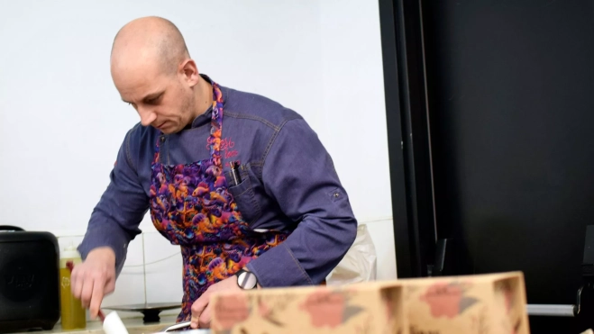 El chef Javier Alfaro prepara su tortilla en el concurso convocado por ACYRE / Cedida El chef Javier Alfaro prepara su tortilla en el concurso convocado por ACYRE / Cedida