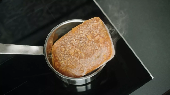 Descongelar un guiso directamente al fuego no es una opción segura / Canva