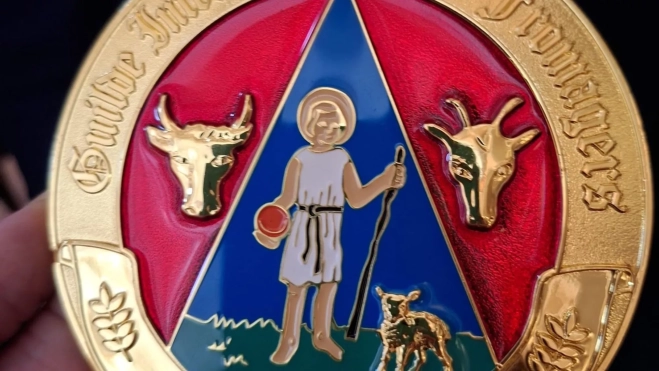 Detalle de la medalla que lucen los miembros de la Guilde Internationale des Fromagers / R.Castillo