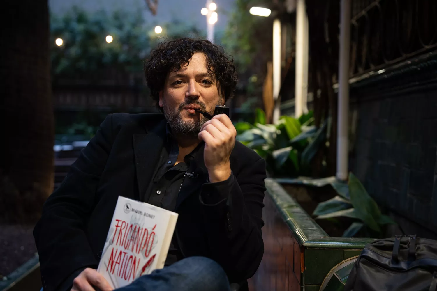 El periodista Miquel Bonet con su libro 'Fricandónation' (Destino) / ÒSCAR GIL COY 