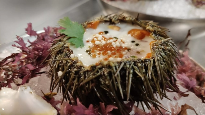 Erizo con aguachile y chalaca en Krudo (Madrid) / Òscar Gómez