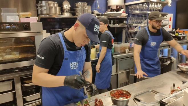 El equipo de cocina de Krudo (Madrid) durante el servicio / Òscar Gómez