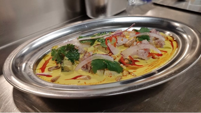 Tiradito de corvina y gambón con ají amarillo ahumado en Krudo (Madrid) / Òscar Gómez