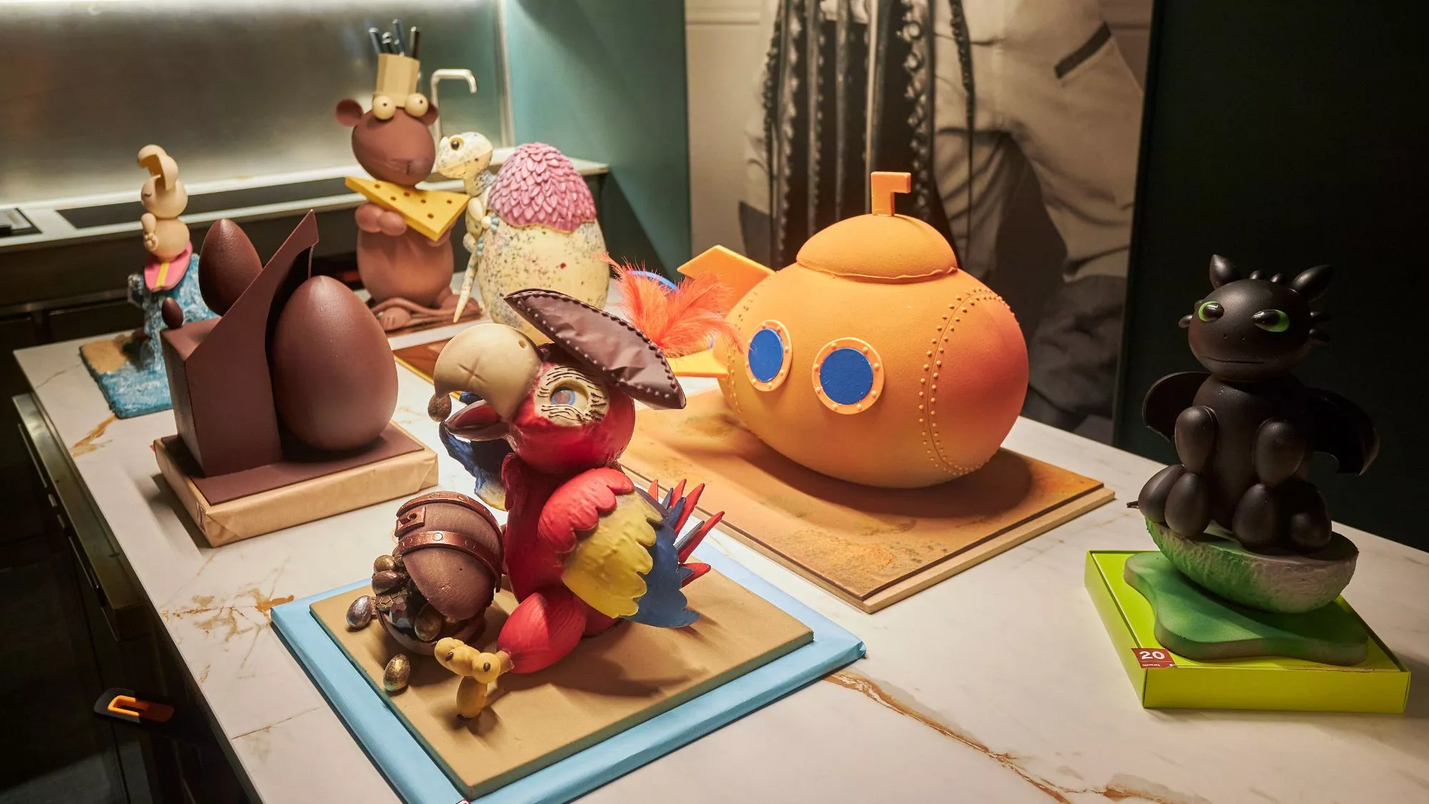 Figuras de chocolate finalistas en el concurso La mejor Mona de Pascua 2026 / Cedida