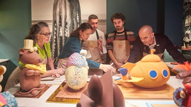 El jurado del concurso valorando las figuras de chocolate / Cedida