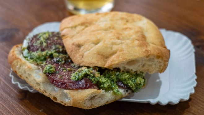 El 'panino' de 'cotechino' del Bar Schiavoni de Módena (Italia) / Txaber Allué El 'panino' de 'cotechino' del Bar Schiavoni de Módena (Italia) / Txaber Allué
