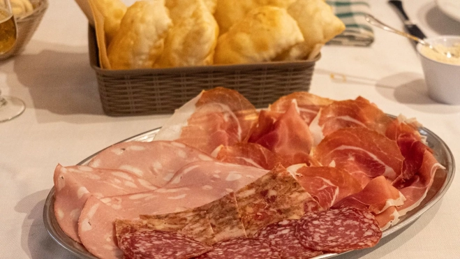 Gnocco fritto con embutidos en Trattoria Tagliatella (Módena) / Txaber Allué Gnocco fritto con embutidos en Trattoria Tagliatella (Módena) / Txaber Allué