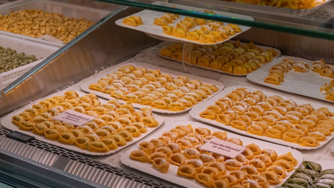 Pasta fresca en el Mercato Storico Albinelli de Módena (Italia) / Txaber Allué Pasta fresca en el Mercato Storico Albinelli de Módena (Italia) / Txaber Allué