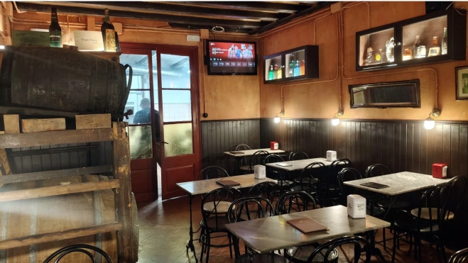 La sala con los toneles a la vista en la Bodega Josefa (Barcelona) / Òscar Gómez La sala con los toneles a la vista en la Bodega Josefa (Barcelona) / Òscar Gómez