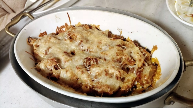 Macarrones gratinados con butifarra de perol en Bodega Josefa (Barcelona) / Òscar Gómez Macarrones gratinados con butifarra de perol en Bodega Josefa (Barcelona) / Òscar Gómez