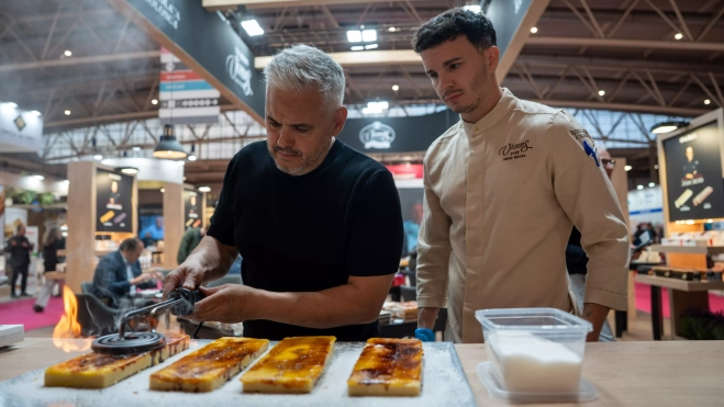 Nandu Jubany quema turrón de yema de Torrons Vicens en Alimentaria 2026 / GALA ESPÍN