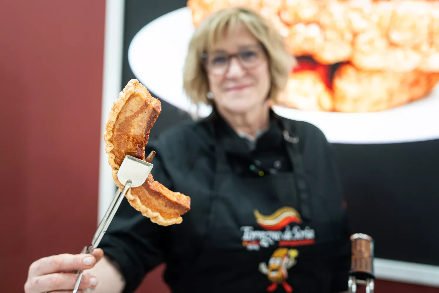 Carmen Modrego del Bar El Volante (Ólvega, Soria) elabora el mejor torrezno del mundo en Alimentaria 2026 / ÒSCAR GIL COY 