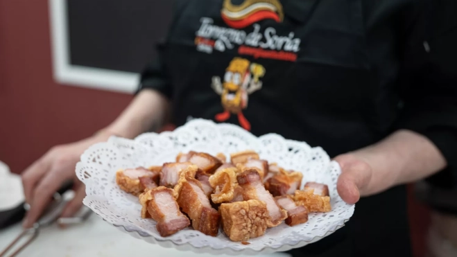 El torrezno del Bar El Volante cortado a trocitos en Alimentaria 2026 / ÒSCAR GIL COY