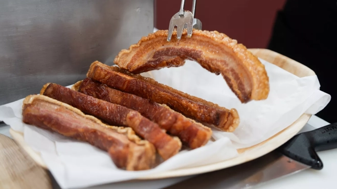El torrezno del Bar El Volante en Alimentaria 2026 / ÒSCAR GIL COY