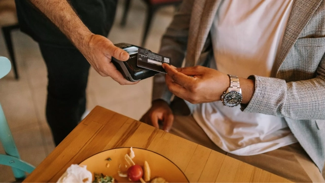 Pago con tarjeta de crédito en un restaurante / Canva Pago con tarjeta de crédito en un restaurante / Canva