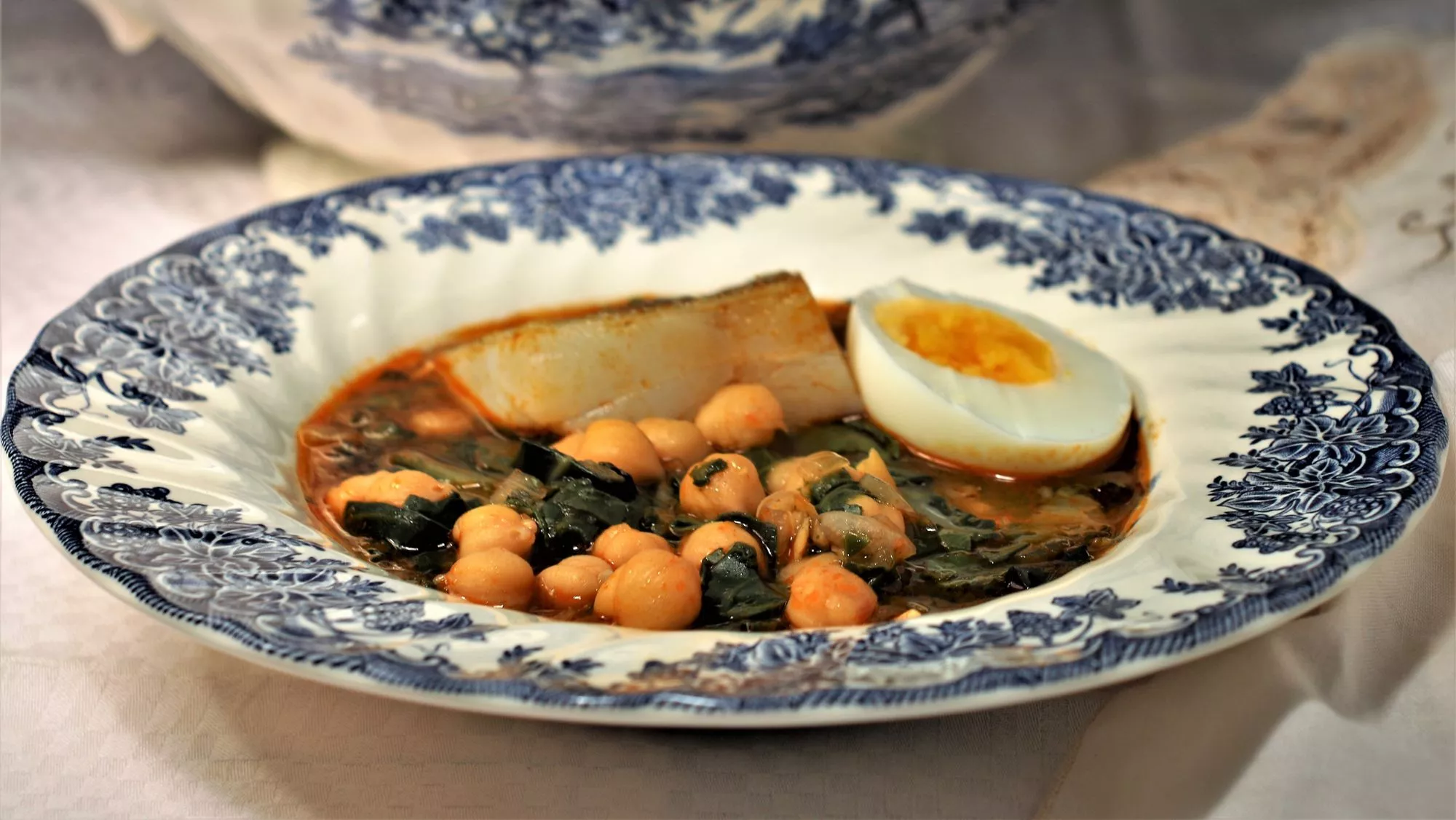 Potaje de vigilia con bacalao (Receta de Inés Butrón) / Antonio Ron / Cómo aprovechar todo el bacalao: ideas y recetas para cocinar morro, lomos y cola