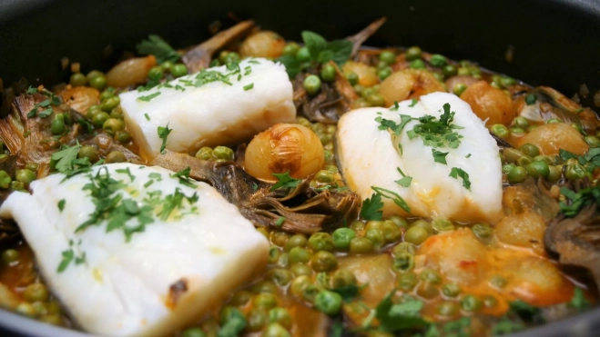 Cazuela de guisantes, alcachofas y cebolletas con bacalao (Receta de Inés Butrón) / Antonio Ron