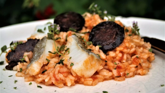 'Arròs del paraigüer' con bacalao y butifarra negra (Receta de Inés Butrón) / Antonio Ron