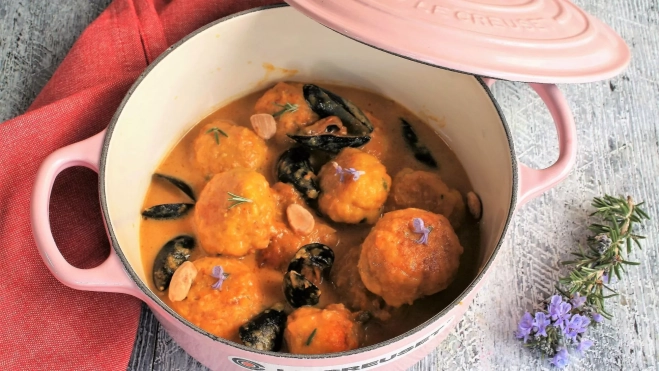 Albondigas de bacalao y mejillones con salsa de almendras (Receta de Inés Butrón) / Antonio Ron