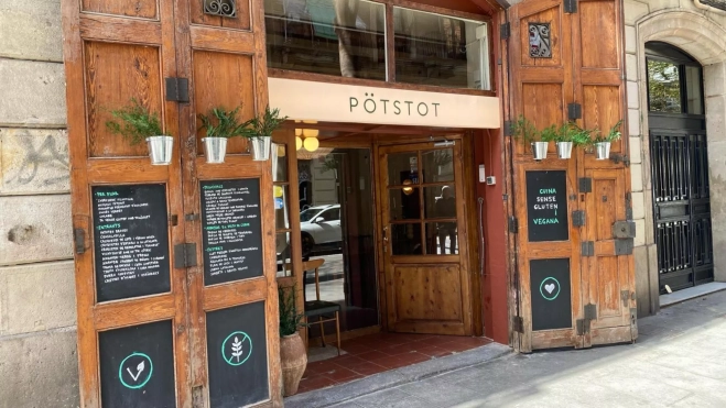 Entrada del restaurante Pötstot en el Raval (Barcelona) / Cedida Entrada del restaurante Pötstot en el Raval (Barcelona) / Cedida