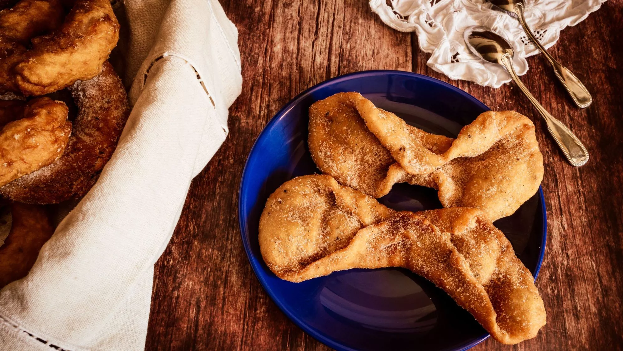 Pestiños, uno de los dulces típicos de la Semana Santa en España / Canva