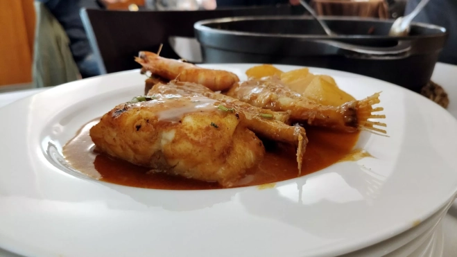 Romesco de lubina con patatas en el restaurante Balandra (Tarragona) / Òscar Gómez