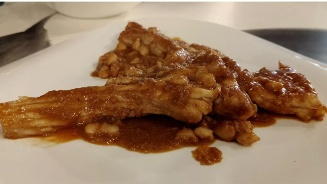 El romesco de 'rajada' (raya) del restaurante Barquet (Tarragona) / Òscar Gómez