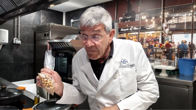 Xavier Veciana en el Mercat Central de Tarragona con las avellanas para preparar romesco / Òscar Gómez