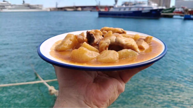 Romesco de sepia y rape a bordo el Tarragona Blau / Òscar Gómez
