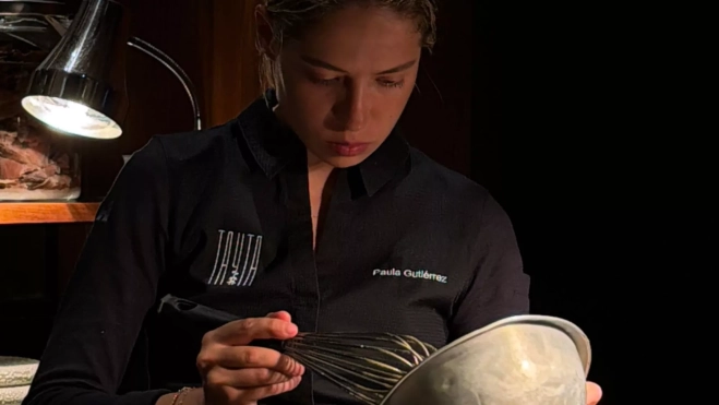 Paula Gutiérrez cocinando en el restaurante Tayta (Salamanca) / Cedida