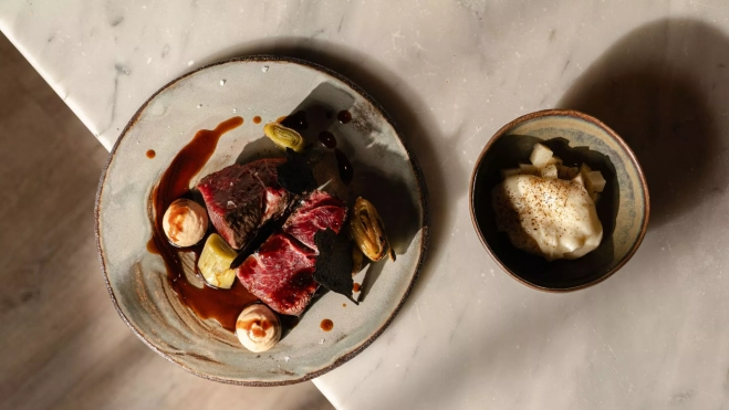 Txuleta a la parrilla en ceniza de puerro con emulsión de avellanas en Amets (Madrid) / Cedida Txuleta a la parrilla en ceniza de puerro con emulsión de avellanas en Amets (Madrid) / Cedida