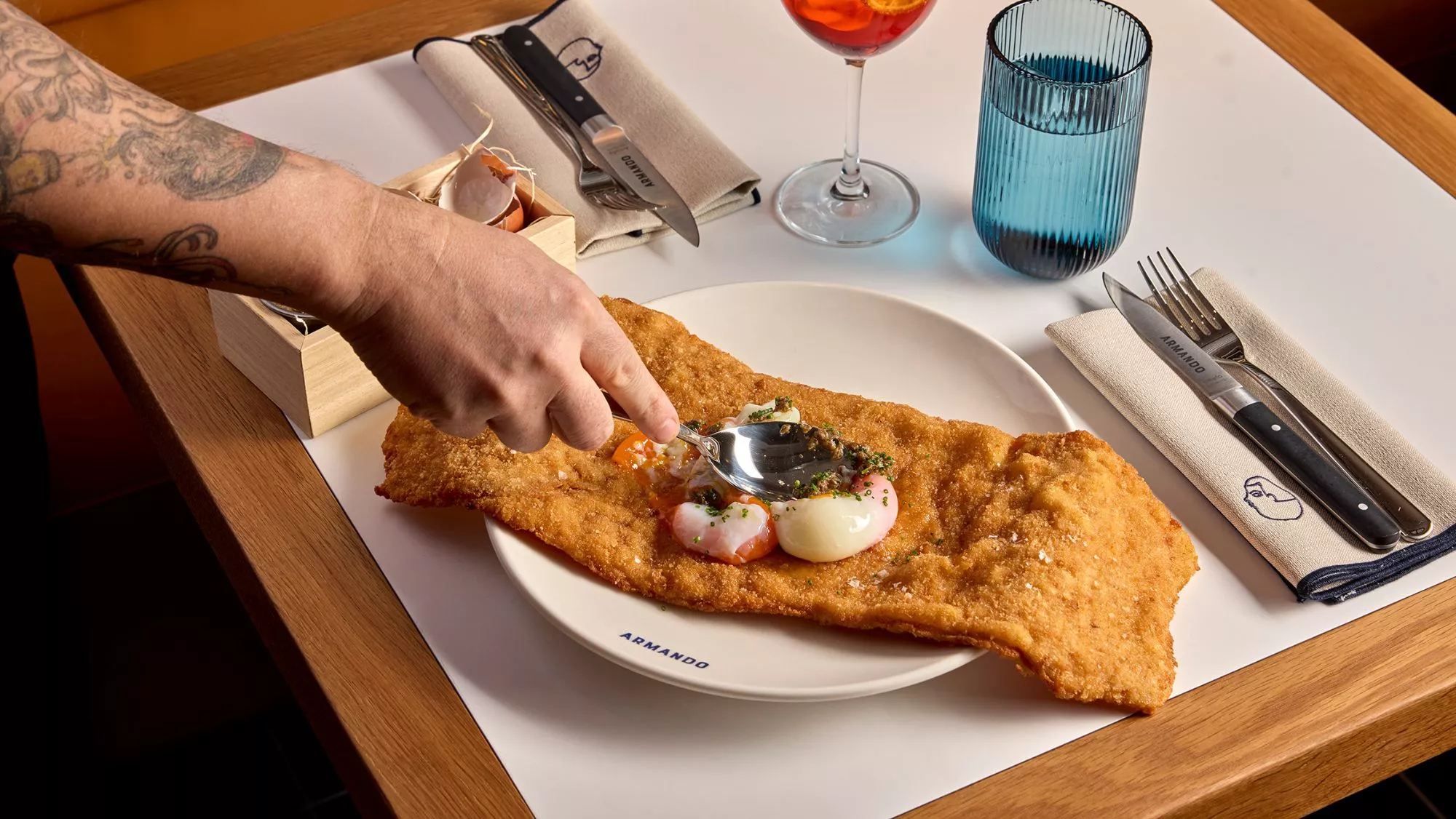 Escalope Armando en el restaurante Armando de calle Carranza (Madrid) / Cedida/ Dónde comer en el centro de Madrid: 8 aperturas que apuestan por producto, barra y tradicióna