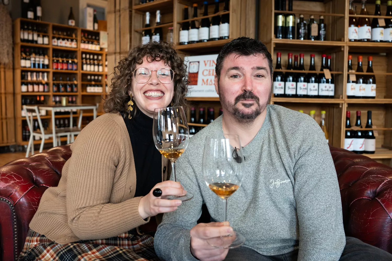 Laura Roca Beltrán y Òscar Soneira en el episodio 4x13 del podcast 'Vino y Mantel' / SIMÓN SÁNCHEZ