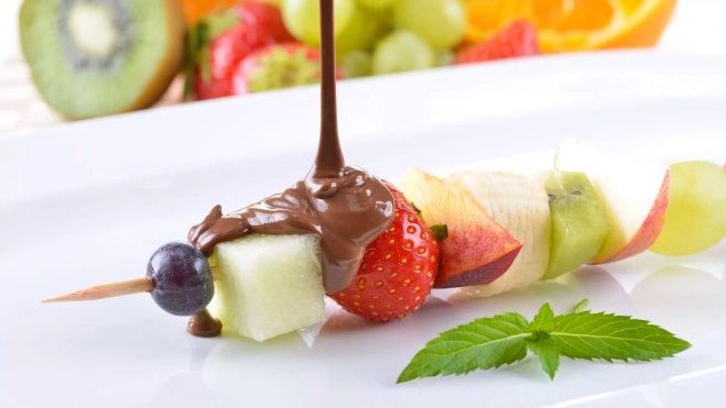 Brochetas de fruta fresca con chocolate, una opción para una fiesta gastronómica / Canva