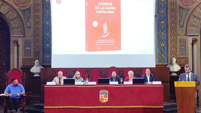 Presentación del Corpus de la Cuina catalana en el Paraninfo del Edificio Histórico de la Universitat de Barcelona / Mónica Ramírez 