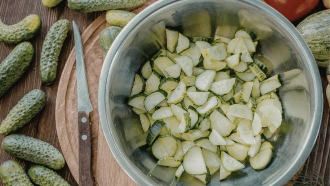 Trozos de pepino cortado en un bol encima de una tabla de madera / CANVA Trozos de pepino cortado en un bol encima de una tabla de madera / CANVA