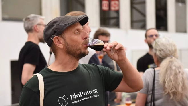Asistente al Barcelona Beer Festival 2026 catando una cerveza / Cedida Asistente al Barcelona Beer Festival 2026 catando una cerveza / Cedida