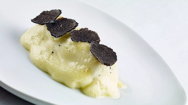 Lubina al champagne con trufa negra / Cedida a Hule y Mantel Lubina al champagne con trufa negra / Cedida a Hule y Mantel