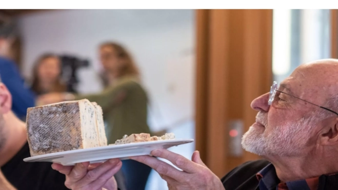 Degustación de un queso en Lactium en una edición anterior / LACTIUM 