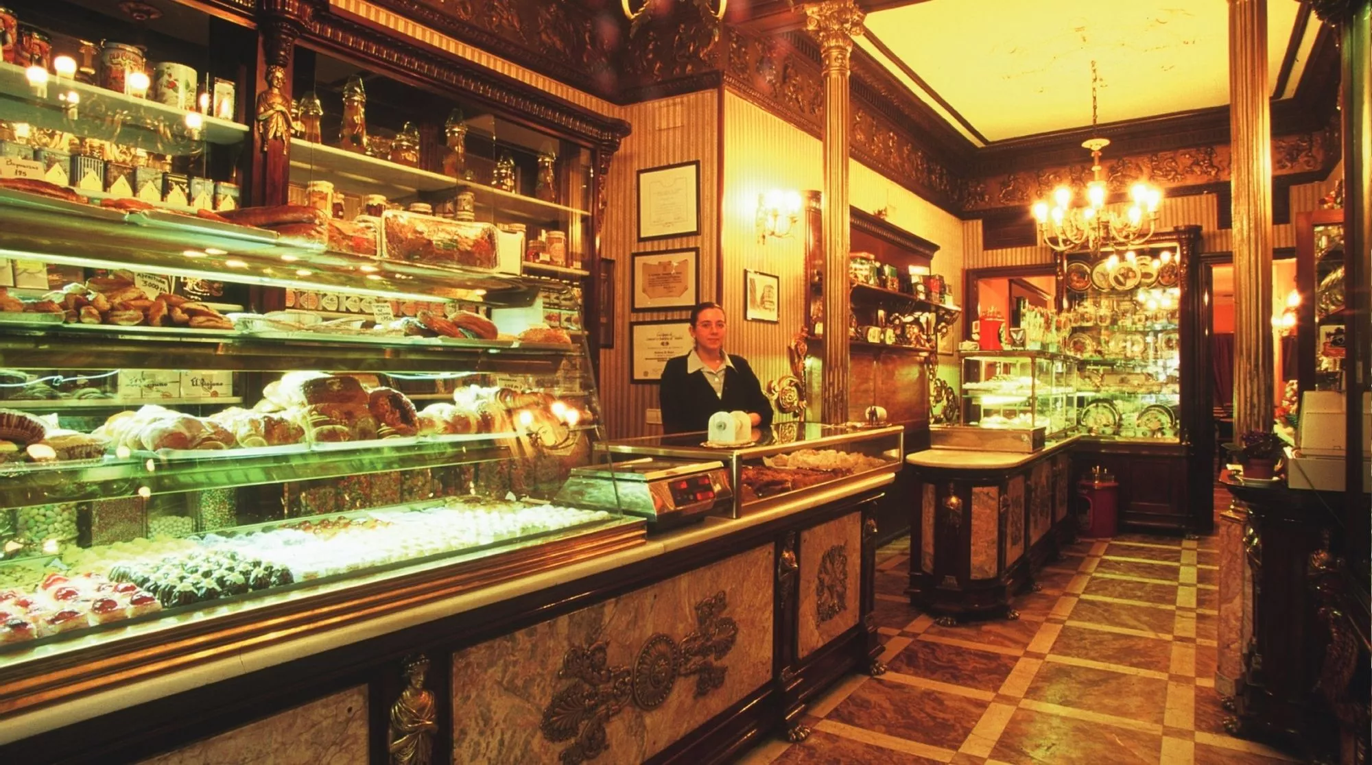 Fotografía antigua de El Riojano, en la que se aprecia que el interior se mantiene prácticamente intacto / Cedida a Hule y Mantel